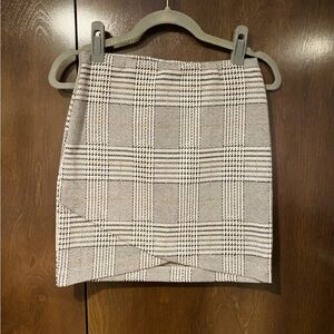 NWOT. SO Black & White Plaid Skirt w/ Tulip Hem